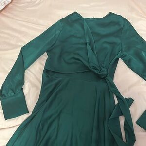 Maxi long sleeve green dress with adjustable waist strings
